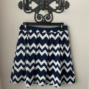 Primi - Navy & White Pleated Skirt w/lining & invisible zip - SZ Medium - EUC